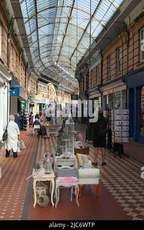 Galerie marchande gothique Westbourne au toit de verre, Bournemouth construite en 1884 par Henry Joy Banque D'Images