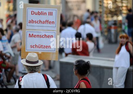 Wien, Österreich. 31 août 2015. Démonstration "être humain en Autriche". Manifestation pro Immigration. Signez "abolir Dublin3, protéger les gens". Plaque portant la mention « abolir Dublin 3, protéger les gens » Banque D'Images