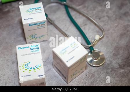 Boîte de médicament d'Elvanse contenant Lisdexamétamine pour le traitement du trouble d'hyperactivité avec déficit de l'attention, sur une table et dans la différence de fond Banque D'Images