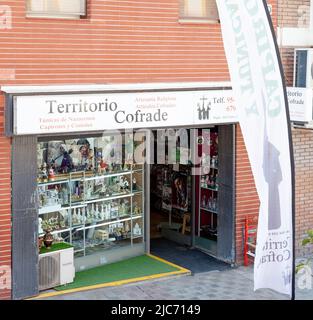 Territorio Cofrade, boutique à Triana, Séville, vendant des objets religieux catholiques romains comme des statuettes, et des costumes pour les processions Semana Santa. Banque D'Images