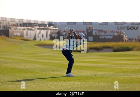 Hennie du Plessis joue un tir sur le 18th trous au cours du deuxième jour de la série Invitational de golf du LIV au Centurion Club, Hertfordshire. Date de la photo: Vendredi 10 juin 2022. Banque D'Images