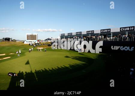 Hennie du Plessis joue un tir sur le green 18th au cours du deuxième jour de la série Invitational de golf du LIV au Centurion Club, Hertfordshire. Date de la photo: Vendredi 10 juin 2022. Banque D'Images