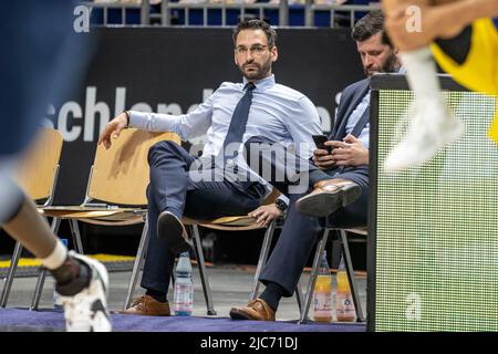 Berlin, Allemagne. 10th juin 2022. Basketball: Bundesliga, Alba Berlin - FC Bayern Munich, championnat, finale, match 1, Mercedes-Benz Arena. Thomas Päch (l), entraîneur adjoint d'Alba, et Sebastian Trzcionka regardent l'échauffement. Credit: Andreas Gora/dpa/Alay Live News Banque D'Images