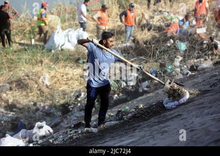 Bagdad, Irak. 10th juin 2022. Des volontaires nettoient la rive du Tigre au cours d'une campagne visant à préserver l'environnement à Bagdad, en Irak, sur 10 juin 2022. Credit: Khalil Dawood/Xinhua/Alamy Live News Banque D'Images