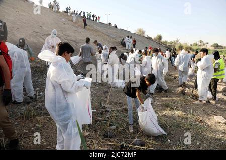 Bagdad, Irak. 10th juin 2022. Des volontaires nettoient la rive du Tigre au cours d'une campagne visant à préserver l'environnement à Bagdad, en Irak, sur 10 juin 2022. Credit: Khalil Dawood/Xinhua/Alamy Live News Banque D'Images