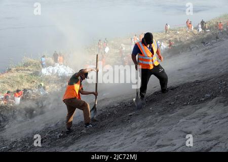 Bagdad, Irak. 10th juin 2022. Des volontaires nettoient la rive du Tigre au cours d'une campagne visant à préserver l'environnement à Bagdad, en Irak, sur 10 juin 2022. Credit: Khalil Dawood/Xinhua/Alamy Live News Banque D'Images