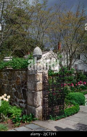 Mur en pierre et clôture en fer ornée devant la maison et le jardin Stevens-Coolidge. L'image a été capturée sur un film analogique. North Andover, Massachusetts, États-Unis Banque D'Images