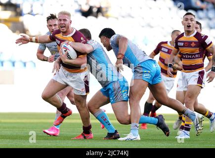 Oliver Wilson de Huddersfield Giants (à gauche) est attaqué par Cameron Smith de Leeds Rhinos lors du match de la Super League de Betfred au stade John Smith, Huddersfield. Date de la photo: Vendredi 10 juin 2022. Banque D'Images