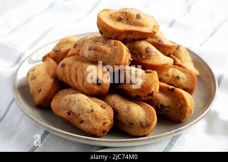 Chocolats maison Madeleines sur une assiette, vue latérale. Gros plan. Banque D'Images