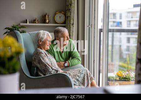Happy senior couple at home Banque D'Images