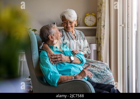 Happy senior couple at home Banque D'Images