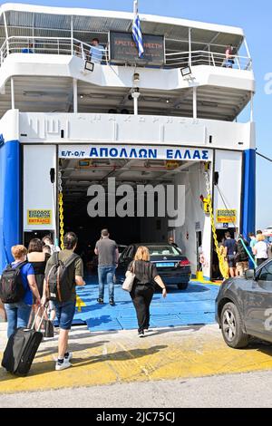 Aegina, Grèce, - Mai 2022: Les gens et les voitures se trouvant sur un ferry pour retourner de l'île à Athènes Banque D'Images