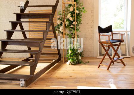 chaise et escalier en bois dans la fenêtre de l'appartement, mobilier et décoration intérieure dans l'appartement, intérieur et mobilier Banque D'Images