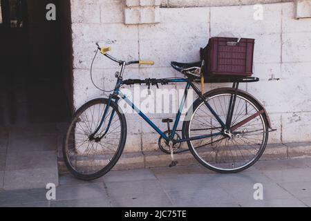 Un vieux vélo se tient près d'un mur dans une mosquée de la ville d'Égypte, un vieux vélo dans une rue de la ville Banque D'Images