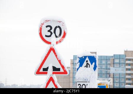 limite de vitesse du panneau routier de 30 km/h dans la neige en hiver, les routes ont été conduites dans la rue Banque D'Images