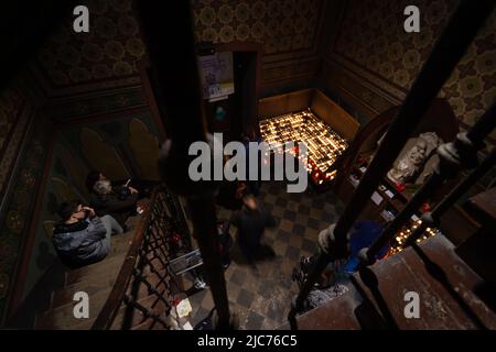 Bucarest, Roumanie - 14 avril 2019 : les croyants catholiques romains assistent à la célébration du dimanche des palmiers à la cathédrale Saint-Joseph, à Bucarest. Banque D'Images