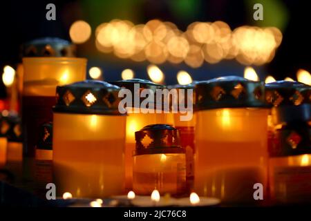 Bucarest, Roumanie - 25 octobre 2018 : bougies allumées par les croyants orthodoxes à la Fête de Saint Demetrios le Nouveau, protecteur de Bucarest, au P Banque D'Images