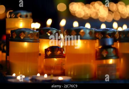 Bucarest, Roumanie - 25 octobre 2018 : bougies allumées par les croyants orthodoxes à la Fête de Saint Demetrios le Nouveau, protecteur de Bucarest, au P Banque D'Images