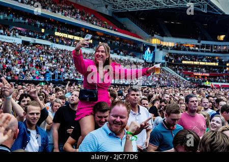 Eindhoven, pays-Bas. 10th juin 2022. 2022-06-10 21:32:24 EINDHOVEN - audience dans le Philips Stadium pendant le premier des trois Groots avec un G doux concerts par Guus Meeuwis. ANP PAUL BERGEN pays-bas - belgique Out crédit: ANP/Alay Live News Banque D'Images