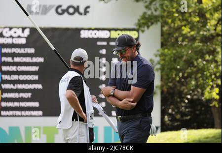 Londres, Royaume-Uni. 10th juin 2022. L'américain Phil Mickelson lors de la deuxième partie de l'événement inaugural de golf de LIV au club Centurion de Hertfordshire vendredi, 10 juin 2022. L'événement est composé de 12 équipes de quatre joueurs en compétition sur 54 trous pour un prix de 25million dollars à l'équipe gagnante. Photo de Hugo Philpott/UPI crédit: UPI/Alay Live News Banque D'Images