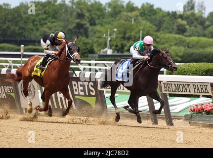 Elmont, États-Unis. 10th juin 2022. Arterius, monté par Irad Ortiz, Jr., passe l'essence, Luis Saez vers le haut, pour gagner la première course aujourd'hui, un jour avant la course 154th des enjeux Belmont à Elmont, New York, vendredi, 10 juin 2022. Photo de Mark Abraham/UPI crédit: UPI/Alay Live News Banque D'Images