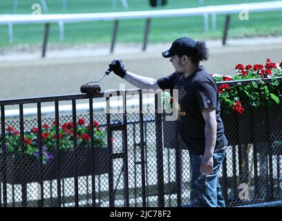 Elmont, États-Unis. 10th juin 2022. Un ouvrier de la piste fait remonter la rampe dans le parc Belmont, un jour avant la course de 154th des piquets Belmont à Elmont, New York, vendredi, 10 juin 2022. Photo de Mark Abraham/UPI crédit: UPI/Alay Live News Banque D'Images