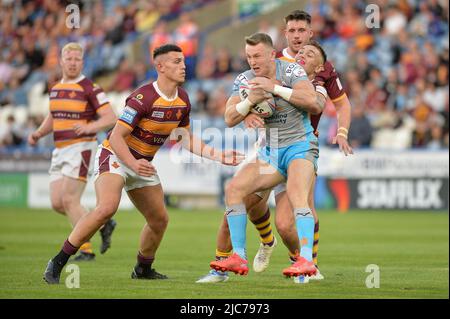 Huddersfield, Royaume-Uni. 10th juin 2022 - Harry Newman (3) de Leeds Rhinos attaqué par Danny Levi (9) et Owen Trout (17) de Huddersfield Giants Rugby League Betfred Super League Huddersfield Giants vs Leeds Rhinos au stade John Smith, Huddersfield, Royaume-Uni Dean Williams crédit: Dean Williams/Alay Live News Banque D'Images