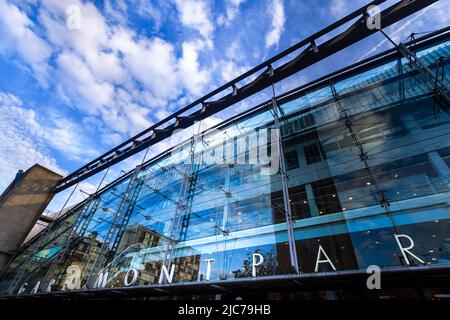 Façade extérieure vitrée de la gare Montparnasse, Paris 14, France. Banque D'Images
