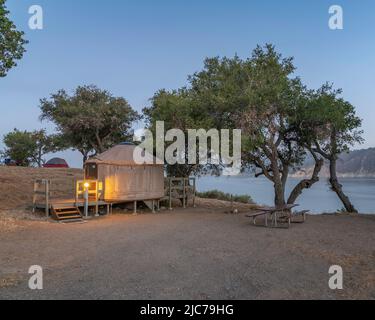 Une yourte surplombe le lac Cachuma, dans le comté de Santa Barbara, en Californie. Banque D'Images