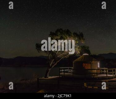 Extérieur d'une yourte la nuit sous un ciel étoilé, lac Cachuma, comté de Santa Barbara, CA. Banque D'Images