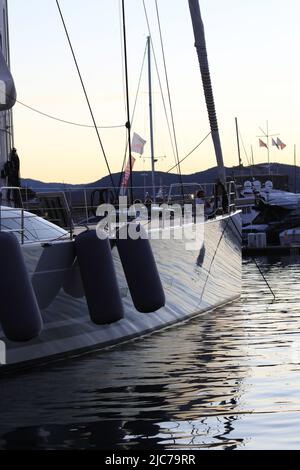 Saint-Tropez, France. 10th juin 2022. 10 juin 2022 Port de Saint-Tropez, France soirée ambiance de rue avant la course DE voile ROLEX GIRAGLIA. Crédit Ilona Barna BIPHOTONEWS / Alamy Live News crédit: Ilona Barna BIPHOTONEWS/Alamy Live News Banque D'Images