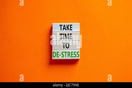 Prenez le temps de déstresser le symbole. Les mots de concept prennent le temps de déstresser sur les blocs de bois. Belle table orange fond orange. Affaires psychologiques Banque D'Images