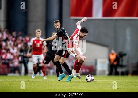 Copenhague, Danemark. 10th juin 2022. Pierre Hojbjerg (23) du Danemark et Mislav Orsic (18) de la Croatie vus pendant le match de la Ligue des Nations de l'UEFA entre le Danemark et la Croatie à Parken à Copenhague. (Crédit photo : Gonzales photo/Alamy Live News Banque D'Images