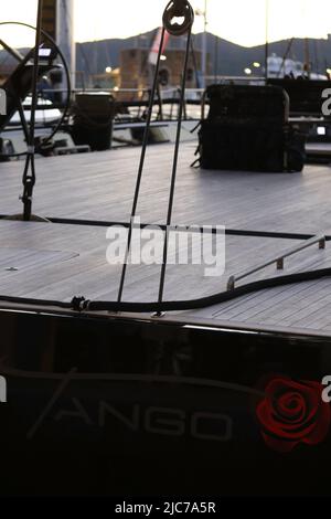 Saint-Tropez, France. 10th juin 2022. 10 juin 2022 Port de Saint-Tropez, France soirée ambiance de rue avant la course DE voile ROLEX GIRAGLIA. Crédit Ilona Barna BIPHOTONEWS / Alamy Live News crédit: Ilona Barna BIPHOTONEWS/Alamy Live News Banque D'Images