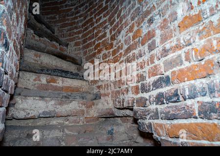 Escaliers à moitié ruinés dans l'ancienne tour. Escaliers dans la tour en ruines Banque D'Images