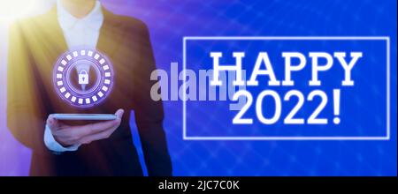 Légende conceptuelle Happy 2022. Photo conceptuelle heure ou jour à laquelle une nouvelle année civile commence à partir de maintenant la femme grimpant la montagne atteignant le Trophée Banque D'Images