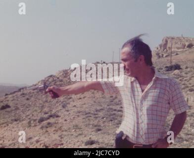 Le roi Hussein de Jordanie, le tournage dans le désert, 1974 Banque D'Images