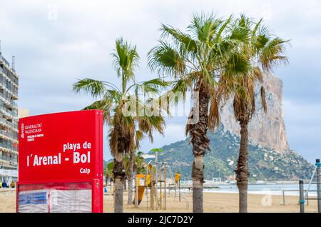 CALPE, ESPAGNE - 23 JANVIER 2022 : vue sur la plage Arenal bol à Calpe, province d'Alicante, Espagne Banque D'Images