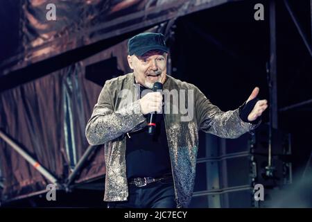 Vasco Rossi se produit sur scène lors de sa visite 'Vasco non Stop Live' au stade Olimpico de Rome. Banque D'Images