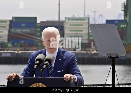 San Pedro, États-Unis. 10th juin 2022. Le président Joe Biden discute des efforts visant à rationaliser les chaînes d'approvisionnement mondiales et à contrer la hausse des prix, en peignant la question comme un problème mondial alimenté par l'agression russe en Ukraine à bord du musée Battleship Iowa à San Pedro, Californie, vendredi, 10 juin 2022. Biden a parlé de « l'augmentation des prix de Poutine » pour avoir augmenté le coût de l'énergie et de la nourriture, qui, selon lui, représentait la grande majorité du taux d'inflation de 8,6% en mai par rapport au même mois de l'an dernier. Photo de Jim Ruymen/UPI. Crédit : UPI/Alay Live News Banque D'Images