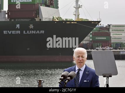 San Pedro, États-Unis. 10th juin 2022. Le président Joe Biden discute des efforts visant à rationaliser les chaînes d'approvisionnement mondiales et à contrer la hausse des prix, en peignant la question comme un problème mondial alimenté par l'agression russe en Ukraine à bord du musée Battleship Iowa à San Pedro, Californie, vendredi, 10 juin 2022. Biden a parlé de « l'augmentation des prix de Poutine » pour avoir augmenté le coût de l'énergie et de la nourriture, qui, selon lui, représentait la grande majorité du taux d'inflation de 8,6% en mai par rapport au même mois de l'an dernier. Photo de Jim Ruymen/UPI. Crédit : UPI/Alay Live News Banque D'Images