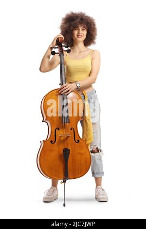 Jeune musicienne debout avec un contrebasse et souriante isolée sur fond blanc Banque D'Images