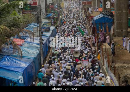 Dhaka, Division de Dhaka, Bangladesh. 10th juin 2022. Les activistes d'Islami Andolan Bangladesh, un parti politique islamiste, participent à un cortège pour protester contre l'ancienne porte-parole indienne du BJP Nupur Sharma au sujet de ses commentaires blasphématoires sur le prophète Mohammed à Dhaka sur 10 juin 2022. (Credit image: © Nahid Hasan/Pacific Press via ZUMA Press Wire) Credit: ZUMA Press, Inc./Alamy Live News Banque D'Images