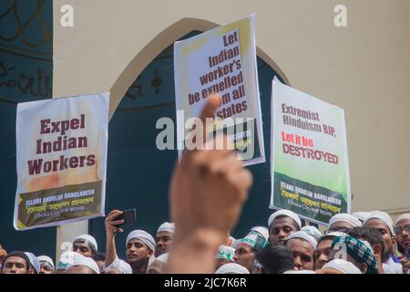 Dhaka, Division de Dhaka, Bangladesh. 10th juin 2022. Les activistes d'Islami Andolan Bangladesh, un parti politique islamiste, tiennent des pancartes alors qu'ils crient des slogans anti-indiens pour protester contre l'ancienne porte-parole indienne du BJP Nupur Sharma à propos de ses commentaires blasphématoires sur le prophète Mohammed à Dhaka sur 10 juin 2022. (Credit image: © Nahid Hasan/Pacific Press via ZUMA Press Wire) Credit: ZUMA Press, Inc./Alamy Live News Banque D'Images