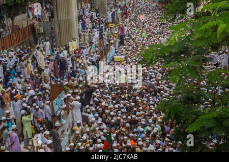 Dhaka, Division de Dhaka, Bangladesh. 10th juin 2022. Les activistes d'Islami Andolan Bangladesh, un parti politique islamiste, participent à un cortège pour protester contre l'ancienne porte-parole indienne du BJP Nupur Sharma au sujet de ses commentaires blasphématoires sur le prophète Mohammed à Dhaka sur 10 juin 2022. (Credit image: © Nahid Hasan/Pacific Press via ZUMA Press Wire) Credit: ZUMA Press, Inc./Alamy Live News Banque D'Images