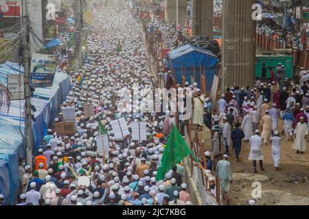 Dhaka, Division de Dhaka, Bangladesh. 10th juin 2022. Les activistes d'Islami Andolan Bangladesh, un parti politique islamiste, participent à un cortège pour protester contre l'ancienne porte-parole indienne du BJP Nupur Sharma au sujet de ses commentaires blasphématoires sur le prophète Mohammed à Dhaka sur 10 juin 2022. (Credit image: © Nahid Hasan/Pacific Press via ZUMA Press Wire) Credit: ZUMA Press, Inc./Alamy Live News Banque D'Images