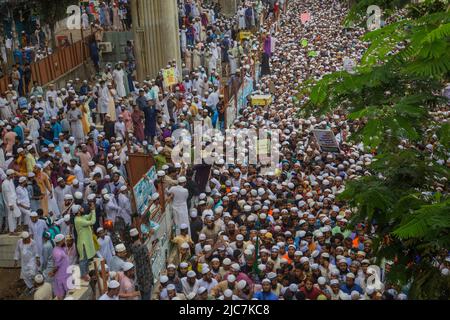 Dhaka, Division de Dhaka, Bangladesh. 10th juin 2022. Les activistes d'Islami Andolan Bangladesh, un parti politique islamiste, participent à un cortège pour protester contre l'ancienne porte-parole indienne du BJP Nupur Sharma au sujet de ses commentaires blasphématoires sur le prophète Mohammed à Dhaka sur 10 juin 2022. (Credit image: © Nahid Hasan/Pacific Press via ZUMA Press Wire) Credit: ZUMA Press, Inc./Alamy Live News Banque D'Images