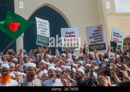 Dhaka, Division de Dhaka, Bangladesh. 10th juin 2022. Les activistes d'Islami Andolan Bangladesh, un parti politique islamiste, tiennent des pancartes alors qu'ils crient des slogans anti-indiens pour protester contre l'ancienne porte-parole indienne du BJP Nupur Sharma à propos de ses commentaires blasphématoires sur le prophète Mohammed à Dhaka sur 10 juin 2022. (Credit image: © Nahid Hasan/Pacific Press via ZUMA Press Wire) Credit: ZUMA Press, Inc./Alamy Live News Banque D'Images