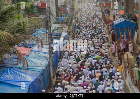 Dhaka, Division de Dhaka, Bangladesh. 10th juin 2022. Les activistes d'Islami Andolan Bangladesh, un parti politique islamiste, participent à un cortège pour protester contre l'ancienne porte-parole indienne du BJP Nupur Sharma au sujet de ses commentaires blasphématoires sur le prophète Mohammed à Dhaka sur 10 juin 2022. (Credit image: © Nahid Hasan/Pacific Press via ZUMA Press Wire) Credit: ZUMA Press, Inc./Alamy Live News Banque D'Images