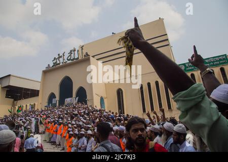 Dhaka, Division de Dhaka, Bangladesh. 10th juin 2022. Les activistes d'Islami Andolan Bangladesh ont crié des slogans anti-indiens pour protester contre l'ancienne porte-parole indienne du BJP Nupur Sharma au sujet de ses commentaires blasphématoires sur le prophète Mohammed à Dhaka sur 10 juin 2022. (Credit image: © Nahid Hasan/Pacific Press via ZUMA Press Wire) Credit: ZUMA Press, Inc./Alamy Live News Banque D'Images